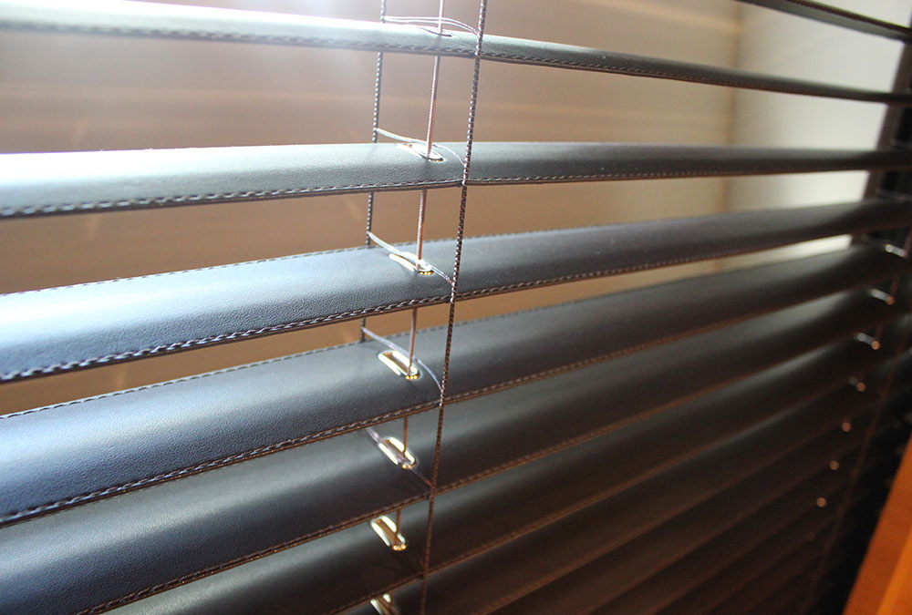 Кожаные горизонтальные жалюзи Luxury